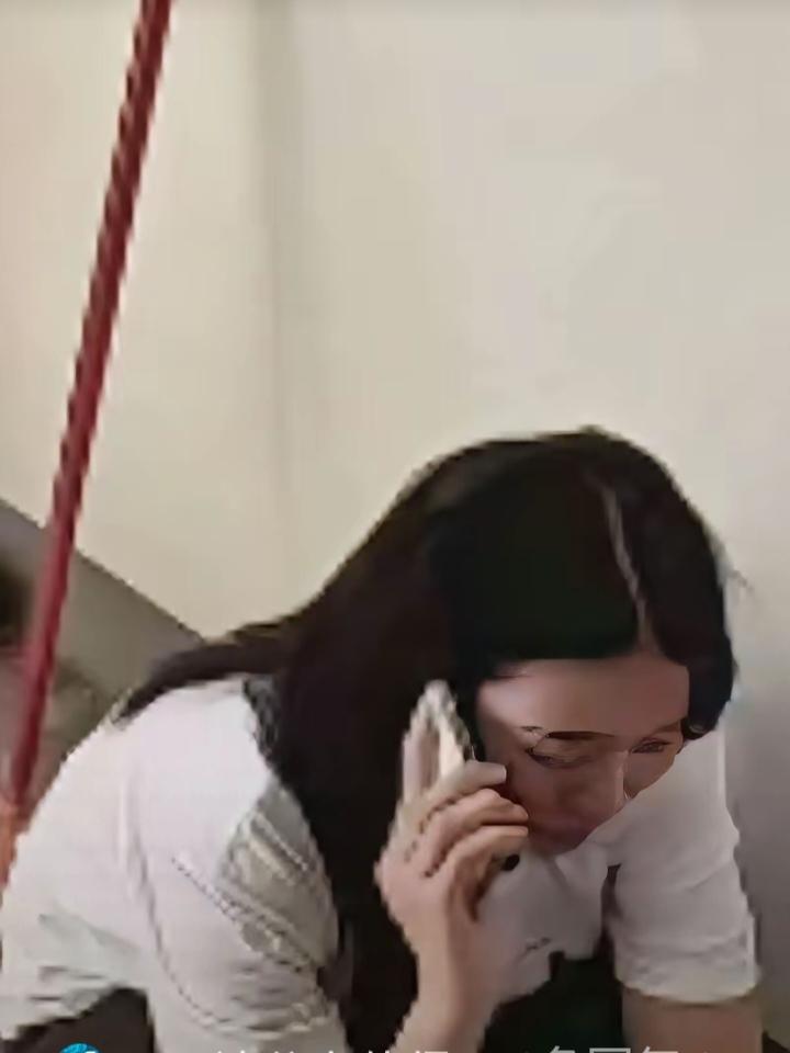 一位女子在耍男朋友的时候，父母都不同意她的选择，因为男朋友的家是在很远的地方，单