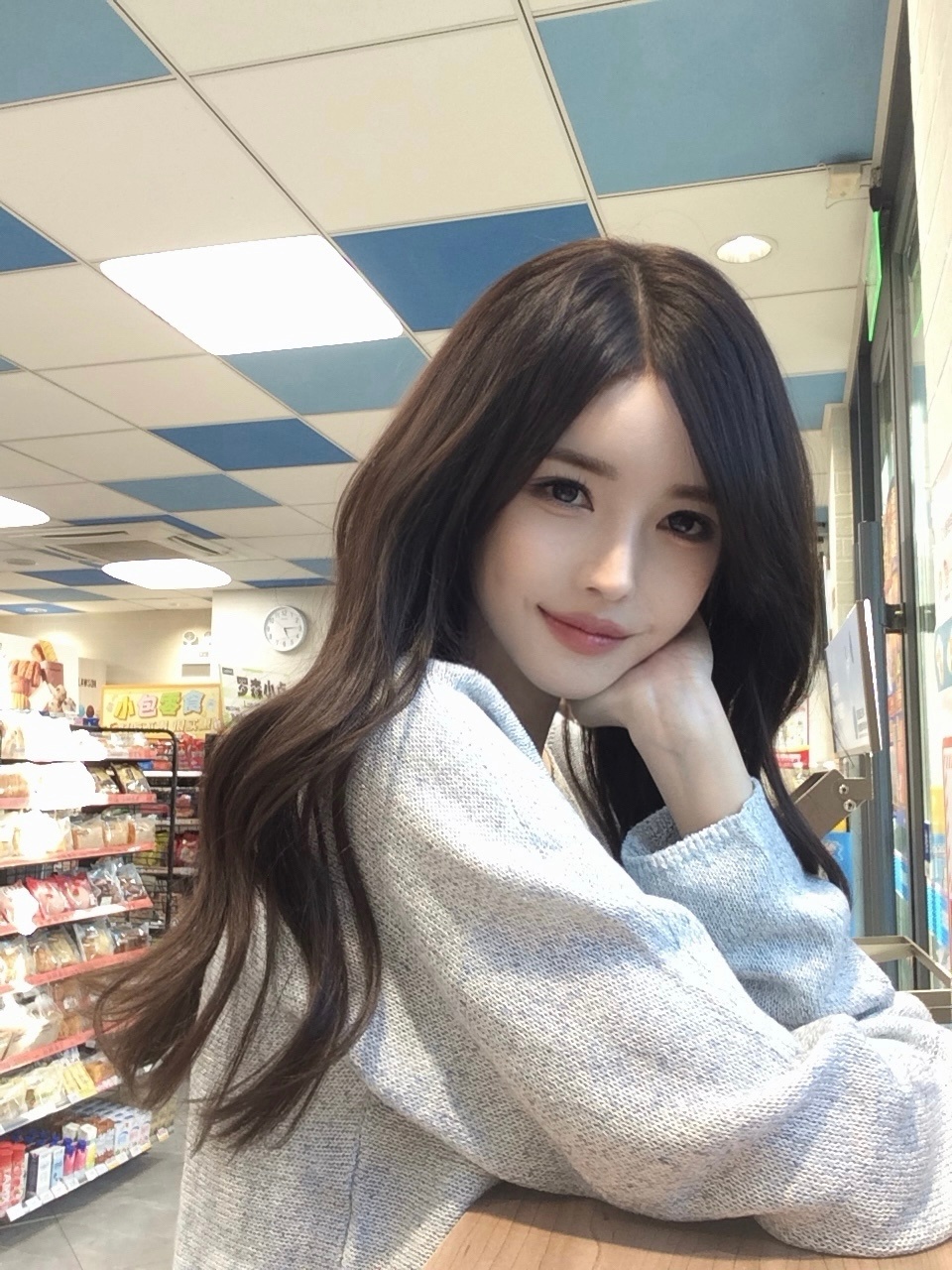 总在便利店遇到你 一个人也要好好吃饭哦… ​​​