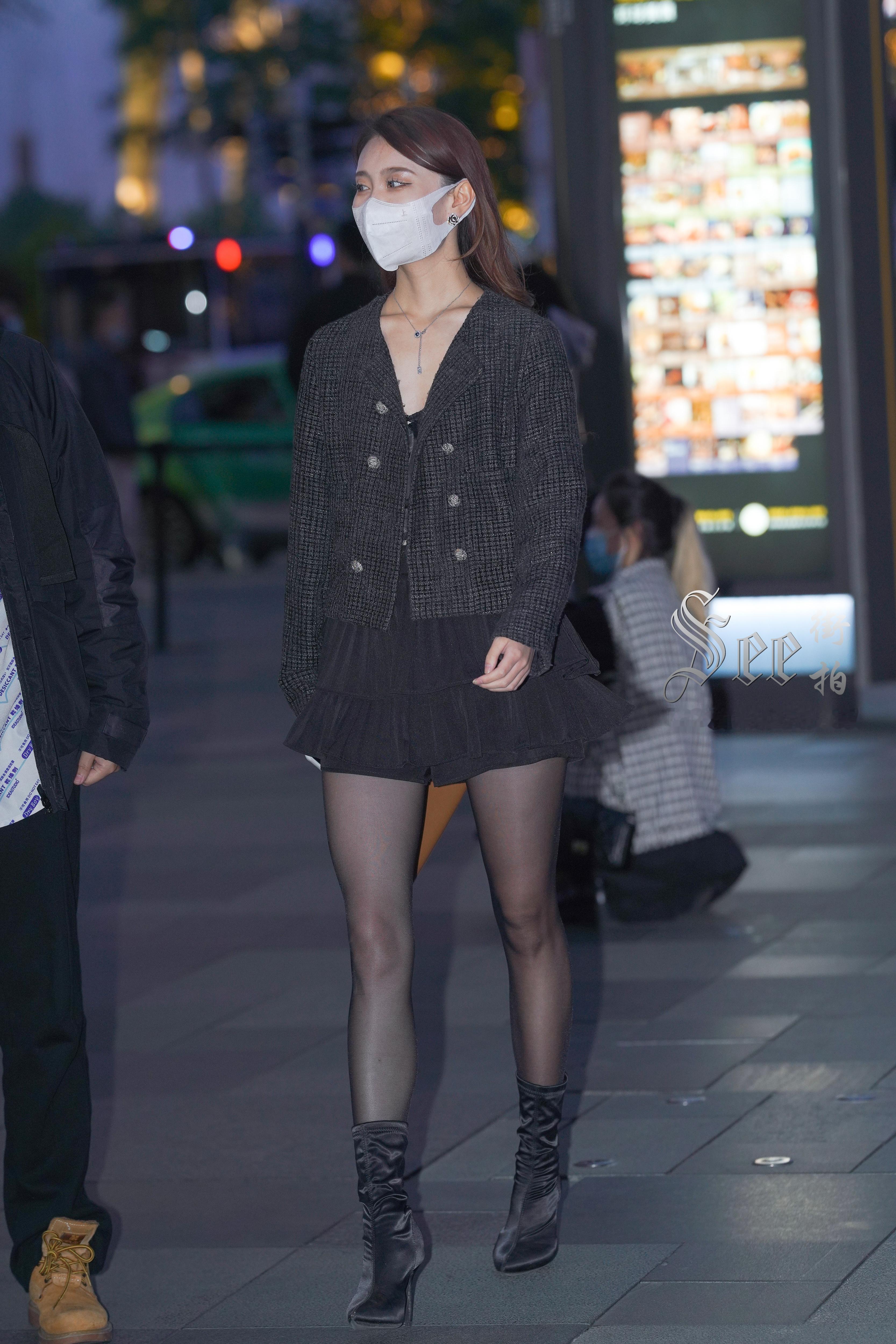 长靴短裙搭配，气质美丽~~ ​​​