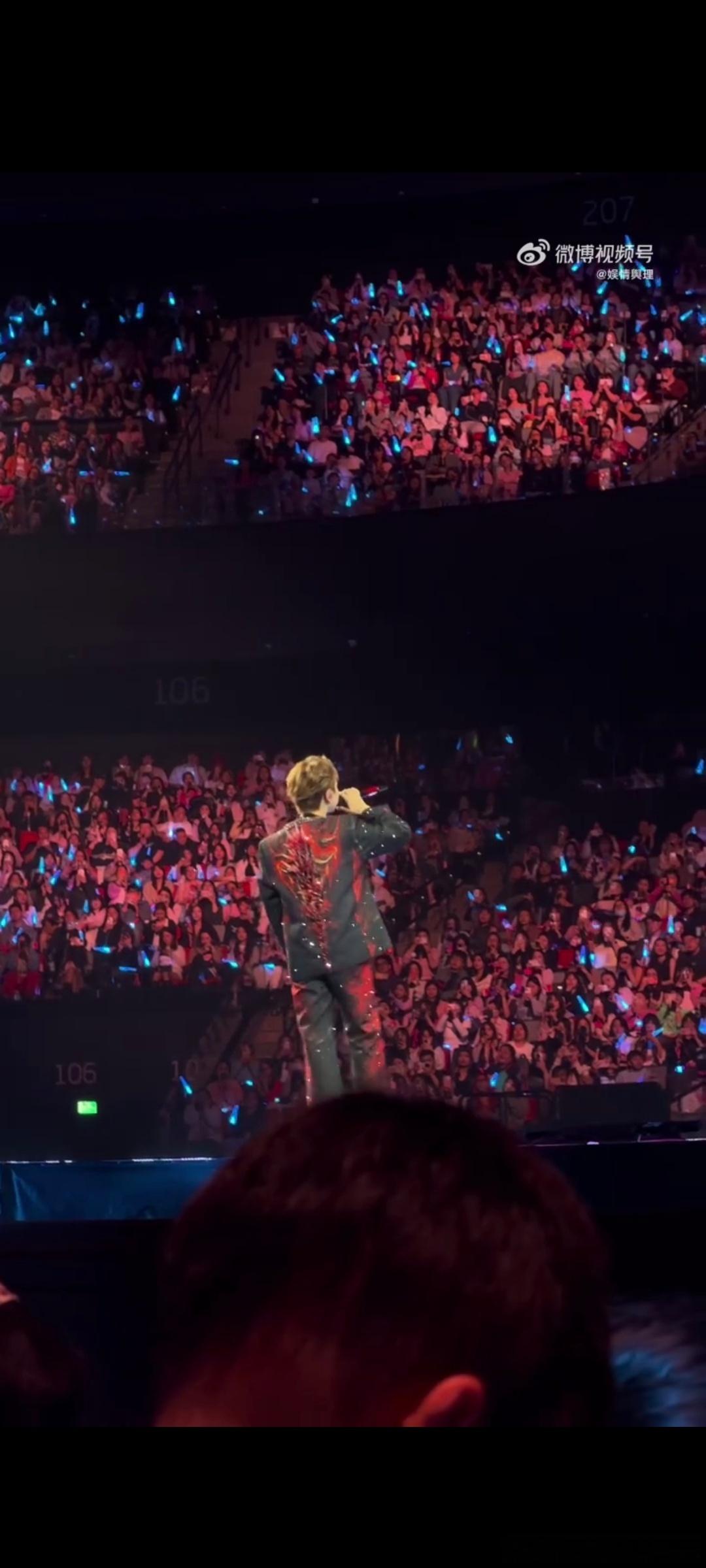 粉丝大合唱年轮被汪苏泷夸好听谁的青春DNA动了！汪苏泷演唱会粉丝大合唱《年轮》，