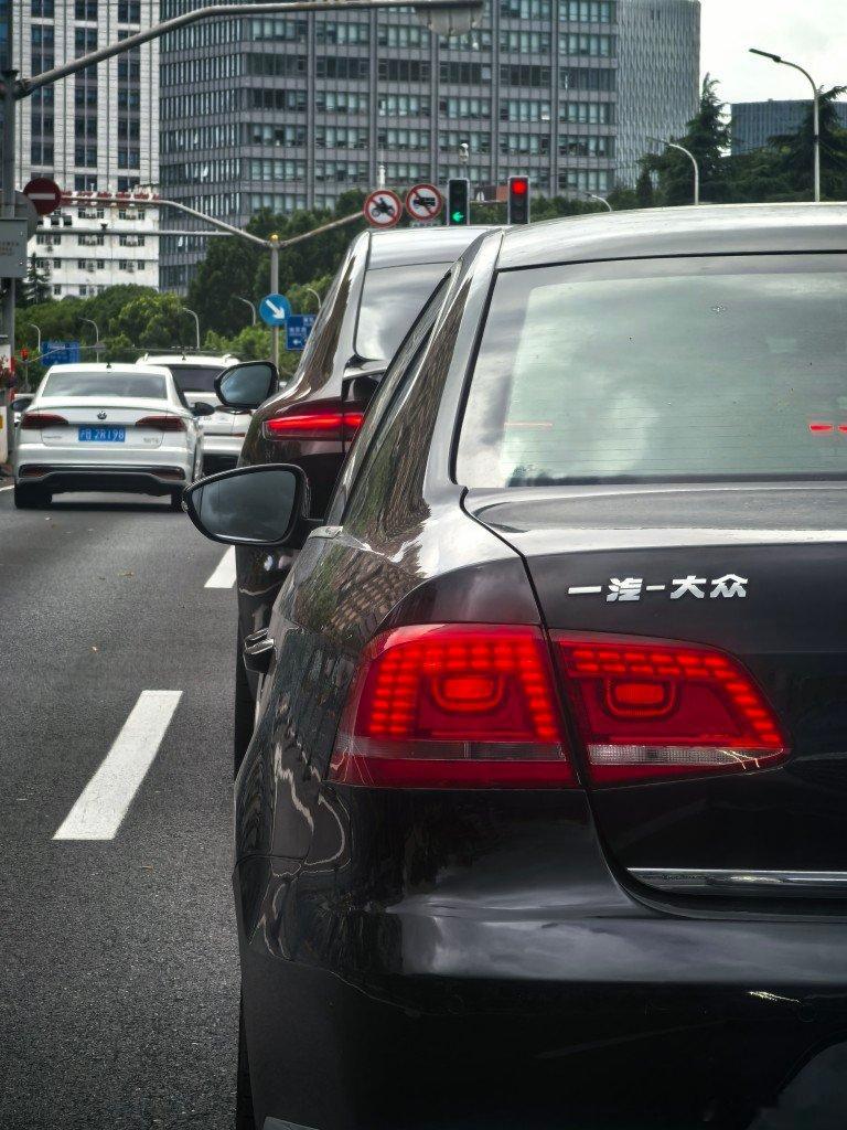 大众前是ET9吗，车太多，一个红绿灯就不知道跑哪儿去了 ​​​