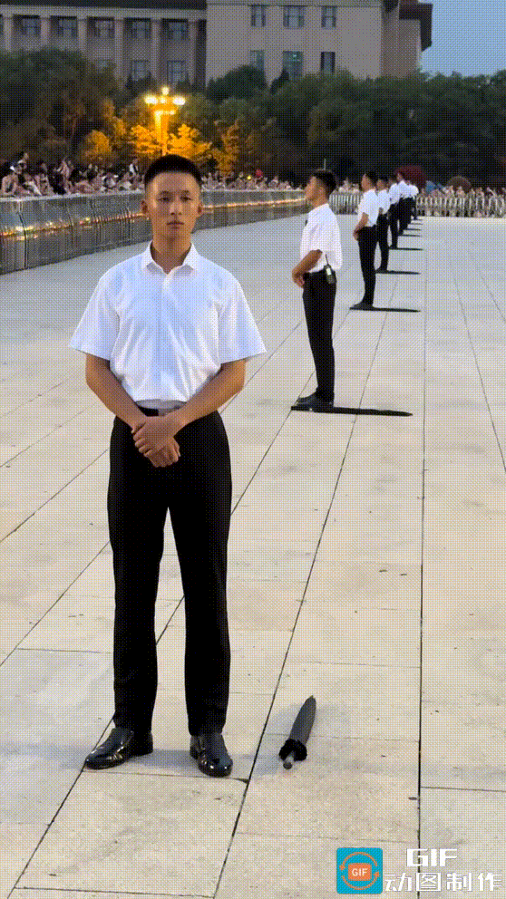 战士们怎么都人手一把长柄子伞啊。有人说是晴天遮阳，雨天挡雨，这段时间北京经常下雨