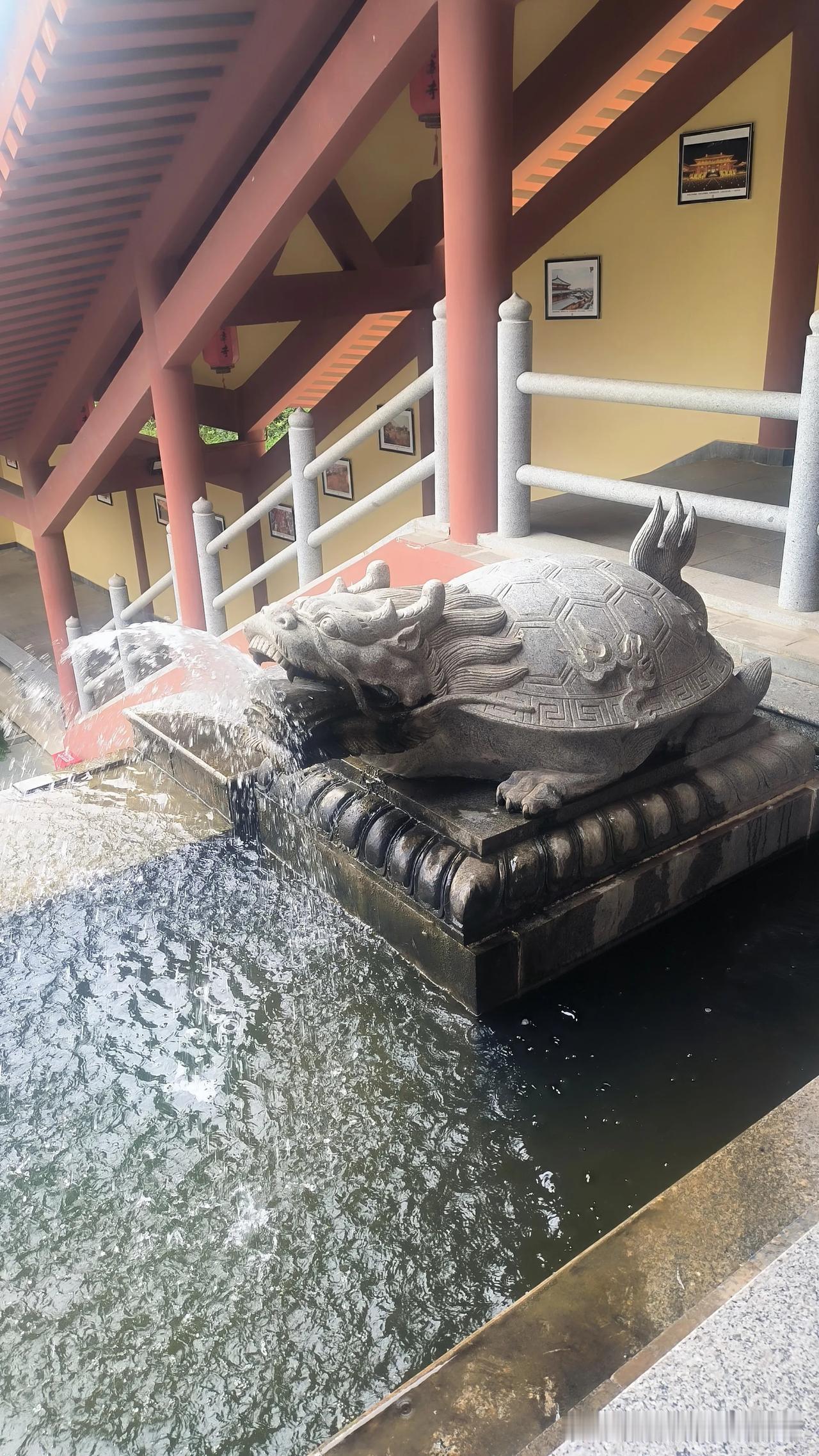 兜率寺大雄宝殿旁喷水龙龟，寓意真好
 
逛徐水兜率寺，大雄宝殿侧边长廊，摆着龙头
