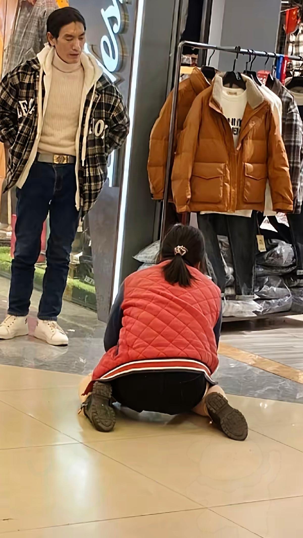 看完湖北这幕真的又气又心疼！299块的衣服，女人满心欢喜求老公买，没成想男人当场