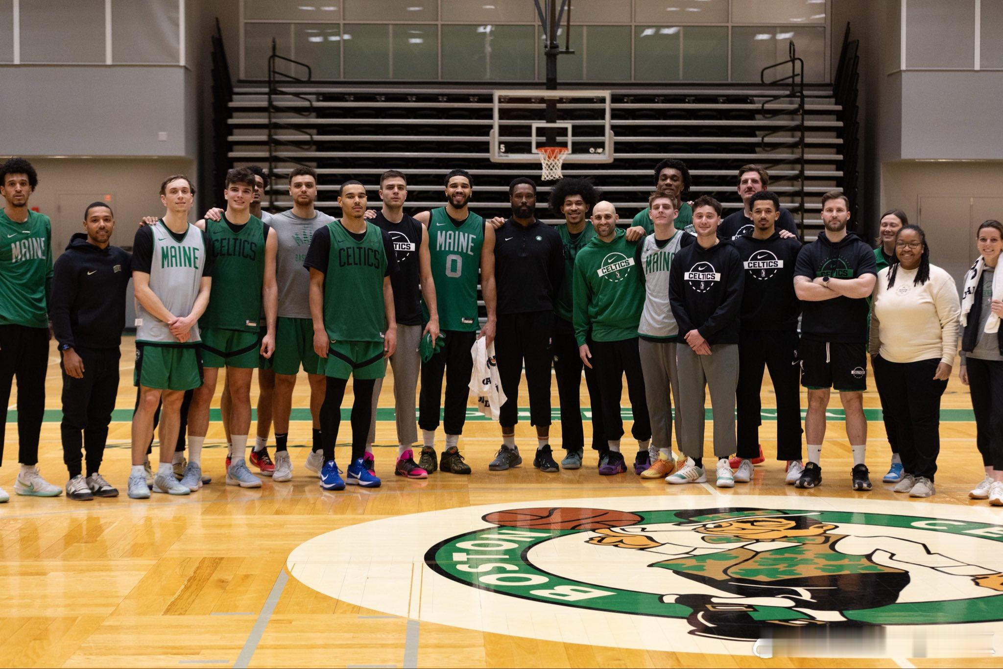 塔图姆加盟缅因凯尔特人珍贵照片。ps：他又指天凯尔特人nba