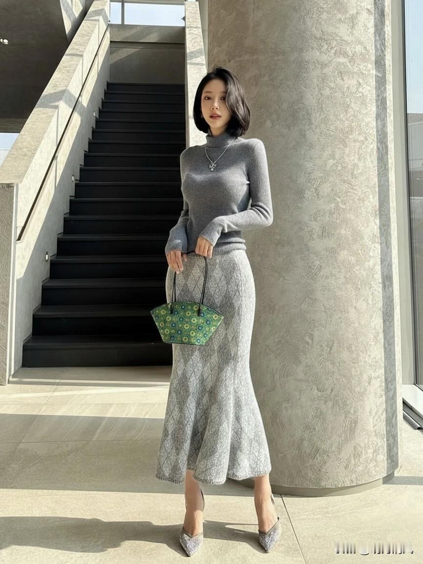 灰色针织套装真的绝了！今天穿上身，朋友都说整个人看起来好温柔✨

高领毛衣软软糯