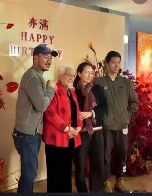 胡军为85岁母亲庆寿，场面温馨，祖孙三代同框其乐融融。镜头下老太太笑容满面，被胡