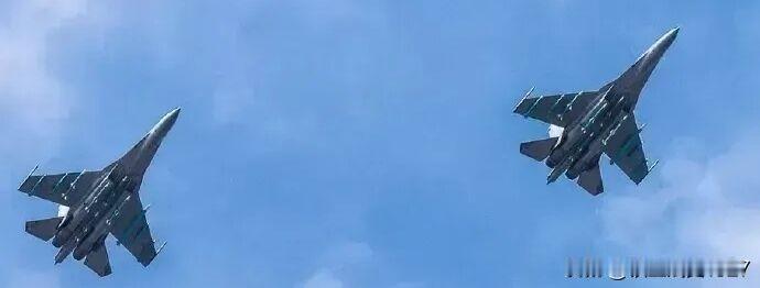 6米长空空导弹，就问你怕不怕？
最近中国军网发布了一组歼16训练的照片，在歼16