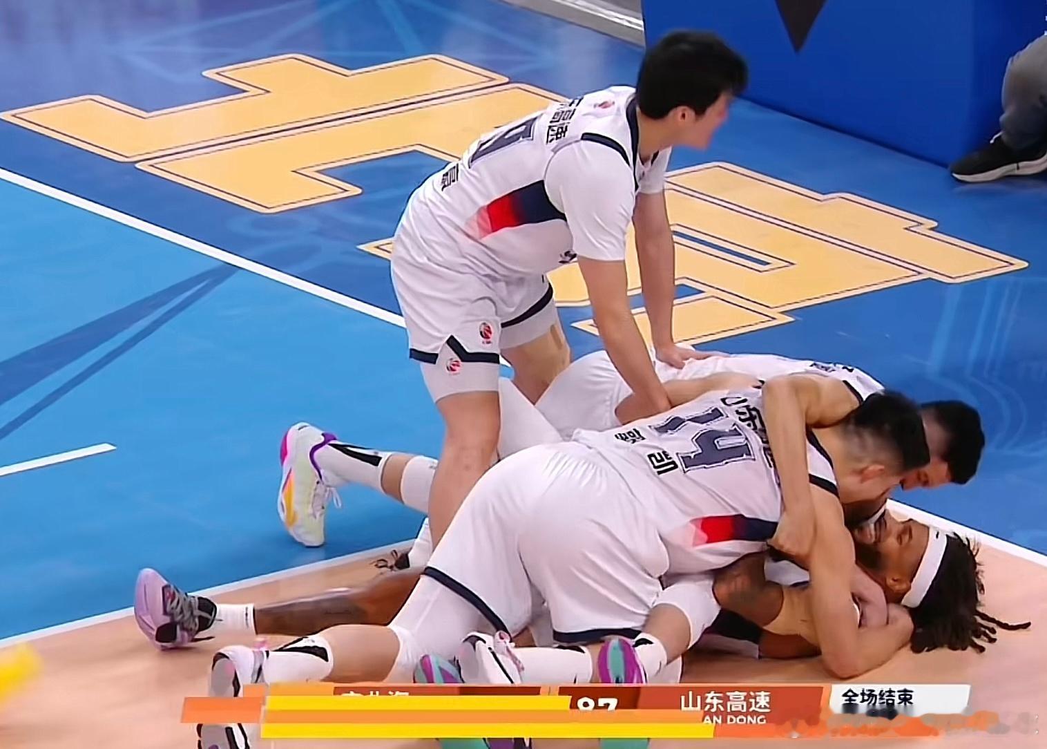 山东队外援珀赛尔读秒绝杀了北京男篮！最终比分定格在了85比87，山东男篮爆冷赢下