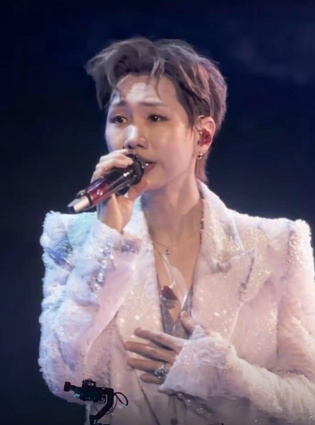 汪苏泷真把我们当外人 汪苏泷的演唱会，是一场观众与偶像之间关于“衣服稳定性”的博