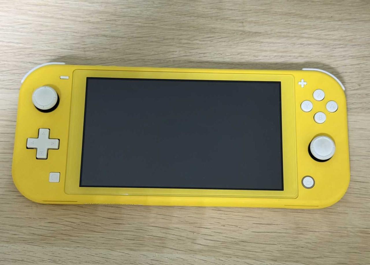开除25年switchlite小黄
未ban未po
功能正常 按键摇杆正常屏幕无