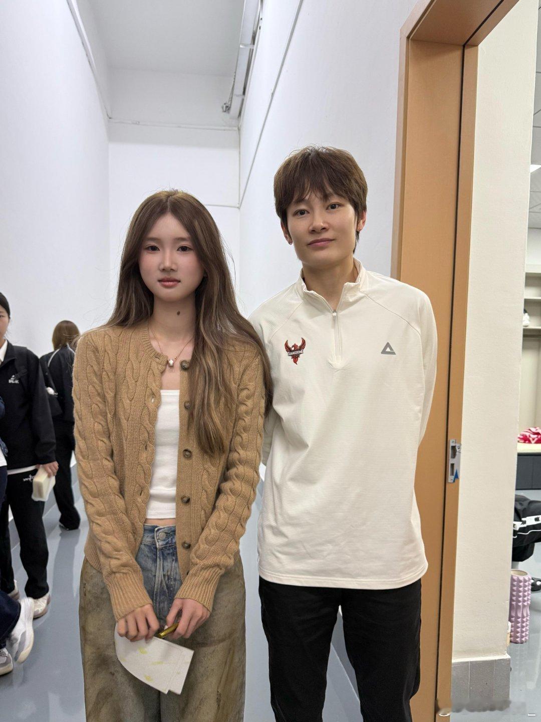 杨力维杨力维2025-2026赛季wcba联赛 20251219合照妞姐1P图源