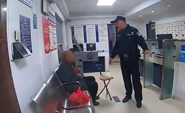 看完真的鼻子发酸！

76岁东北大爷，因为孙女过年没回家，想孙女想得睡不着，瞒着