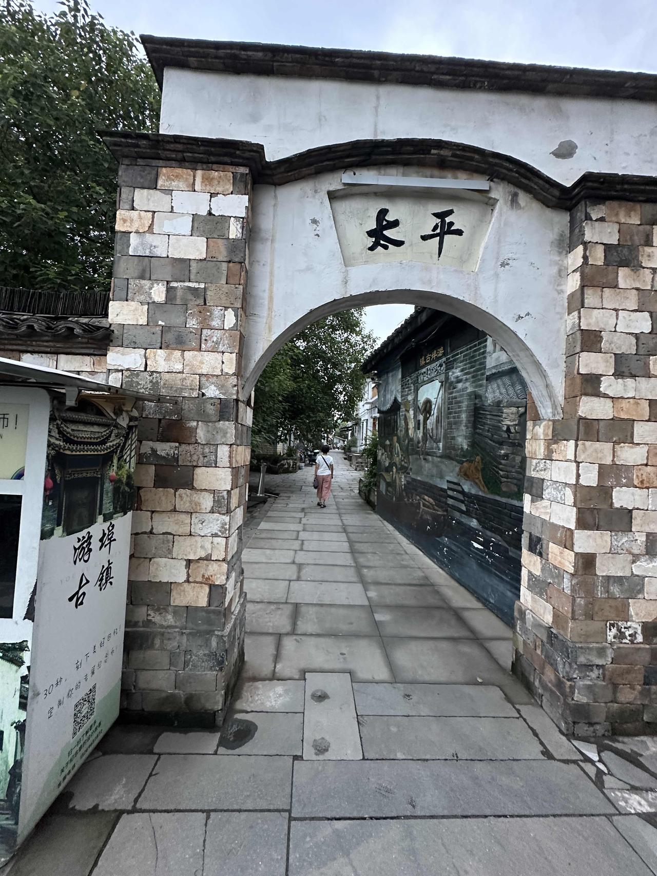 退休后就不要在网上谈单位的人和事，要放下曾经所谓的委屈与恩怨，在别人眼里不见得你