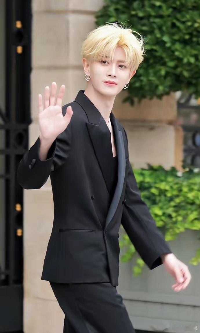36岁的任嘉伦，染个黄毛我忍了，戴珍珠项链我也忍了，但是实在让人无法忍受的是，居