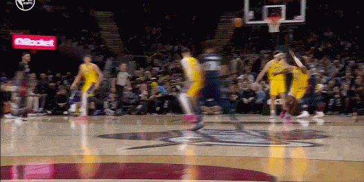 詹姆斯很满意……
布朗尼这步伐深得乃父真传啊
大声告诉我，布朗尼这个球到底有没有