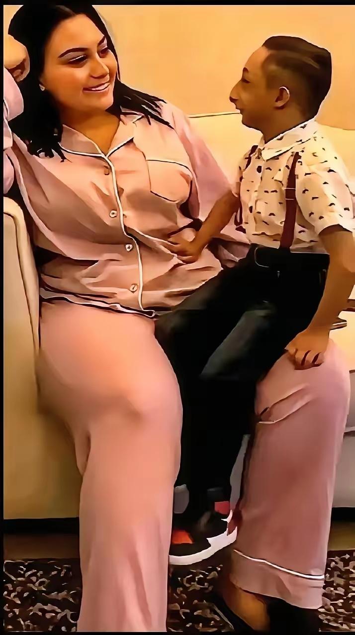 丈夫，27岁，身高70公分，侏儒症，珠宝设计师
妻子，29岁，身高170公分，健