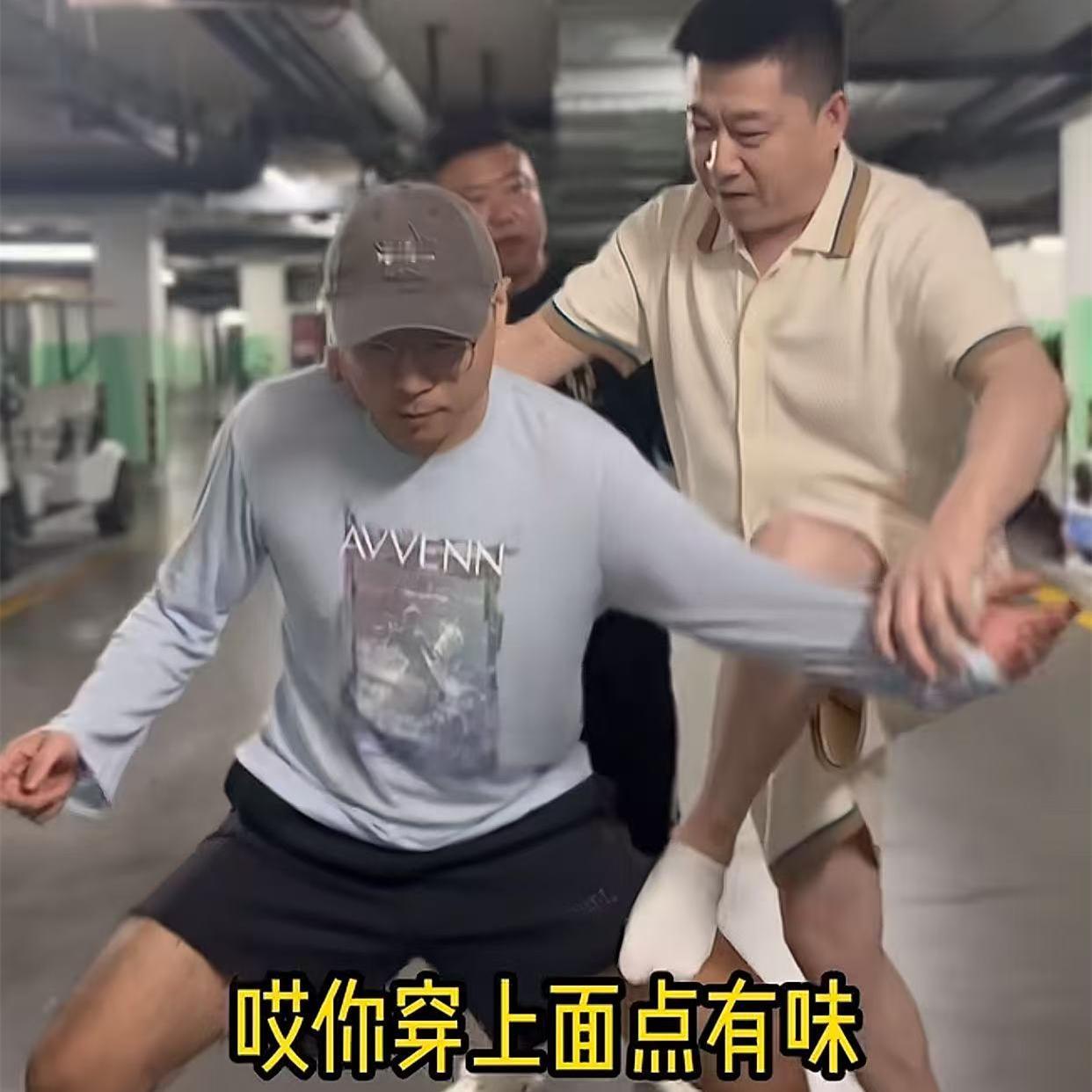 张鹤伦带师弟地下车库整活，评论区比现场还热闹，有调侃张鹤伦的有拿张九南说事的！德