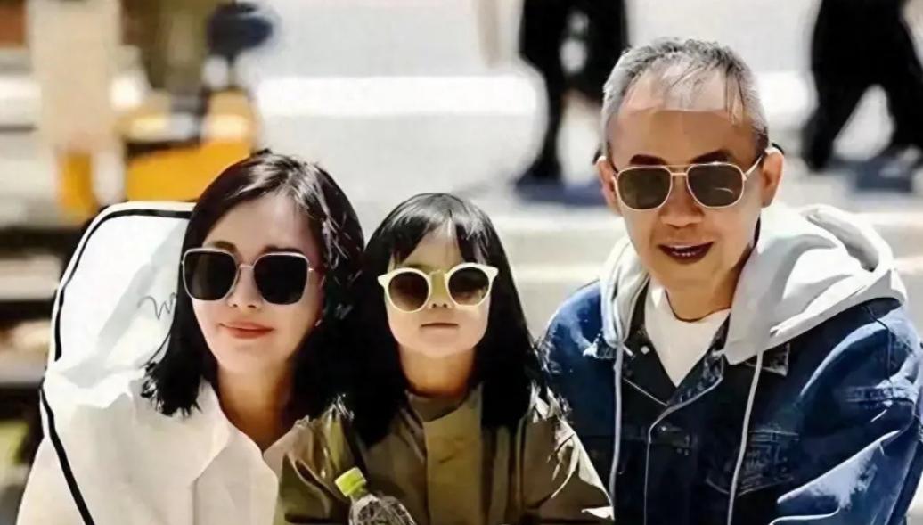 75岁的王石，又一次因为6岁女儿冲上热搜。看着攀岩馆里小姑娘笑容灿烂、眉眼简直和
