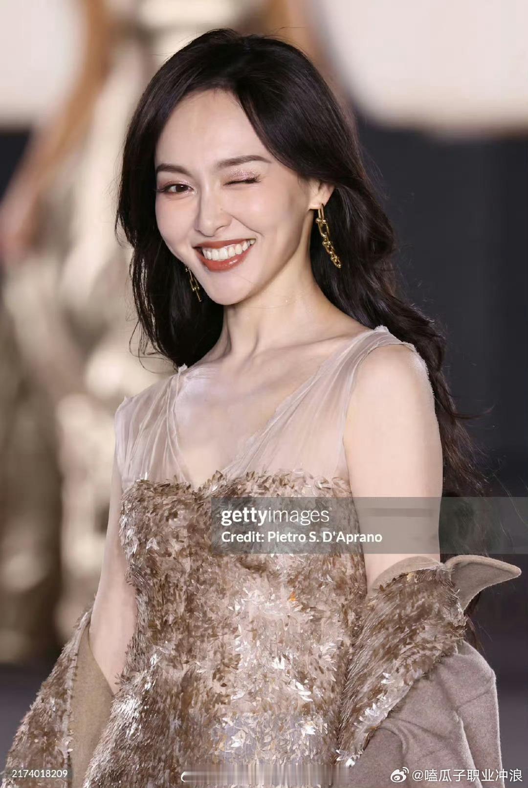 #唐嫣巴黎时装周走秀生图##g社拍的唐嫣走秀图#g社拍的唐嫣走秀图，姐是真美，哇