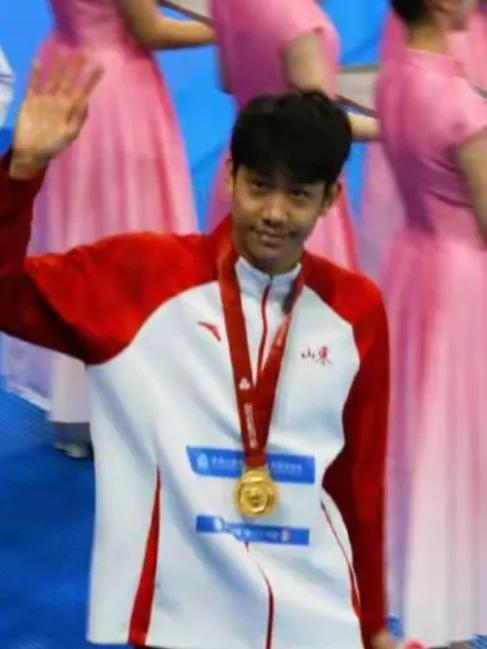 复旦学霸+游泳天才！张展硕3天3金3纪录，全运会封神
 在粤港澳合办的第十五届全