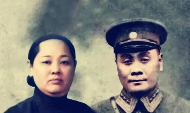 1935年，刘湘当上了四川省主席，妻子周氏觉得跟丈夫差距太大，没办法陪他在官场沉