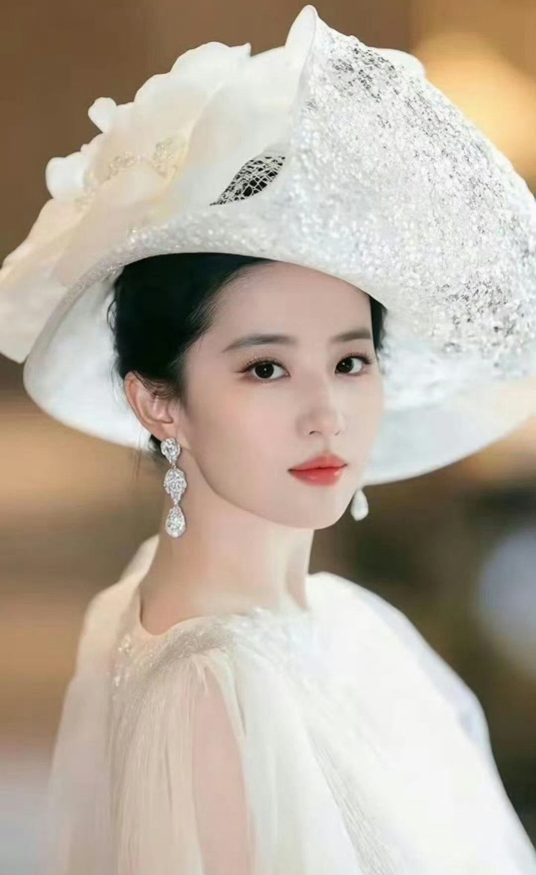 刘亦菲颜值确实没得说，官方图都这么美，只是好奇她这脸到底是怎么长的，羡慕了﻿ ​