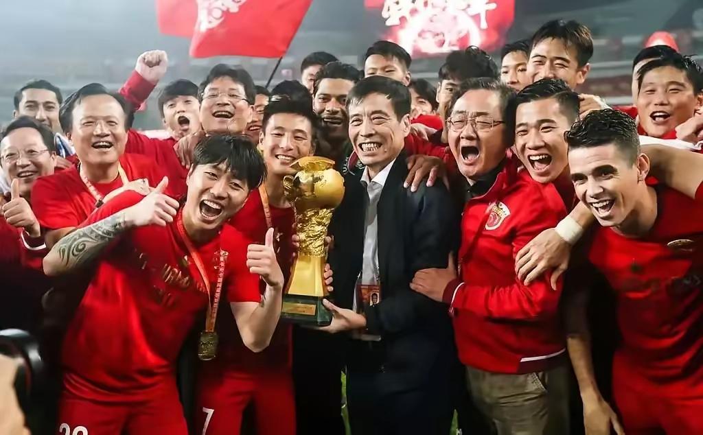 陈贪是2019年离开上港足球俱乐部的这之前一直是上港足球俱乐部董事长，所以十分清