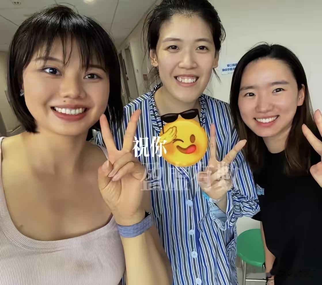 姐妹情深！妹妹李盈莹在天津动手术，中国女排队长龚翔宇、倪非凡、王梦洁三人，在北京