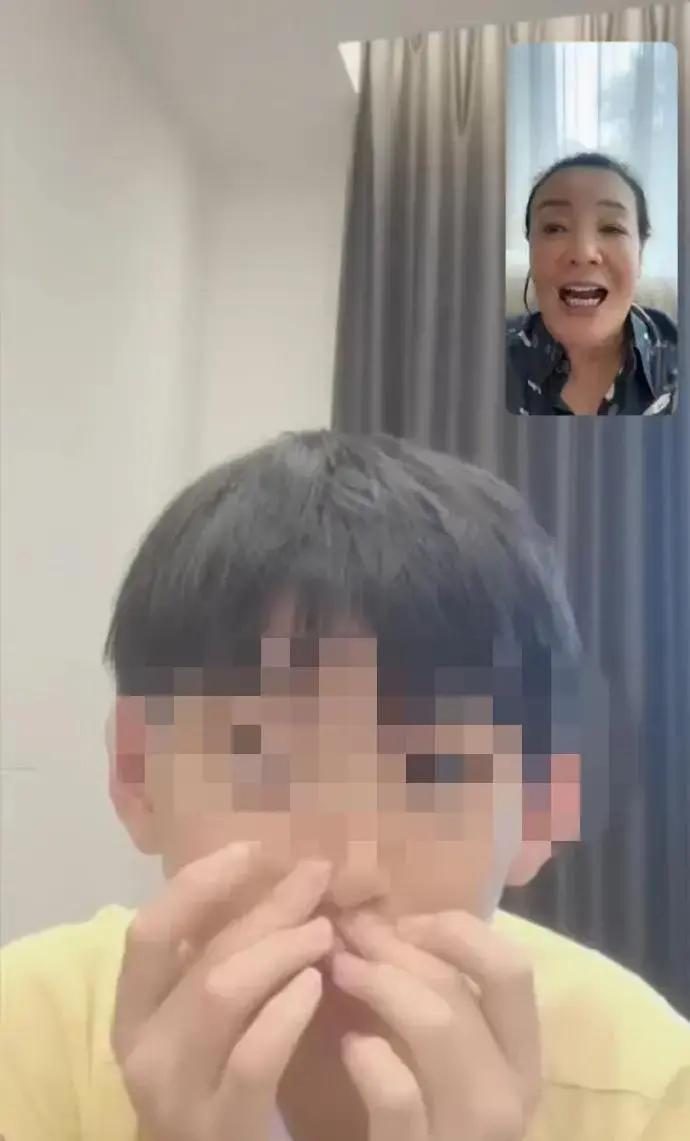 大 S 的儿子小霖霖很少往外晒照片，别人如果给他照照片的话，他会很不愿意。去年因