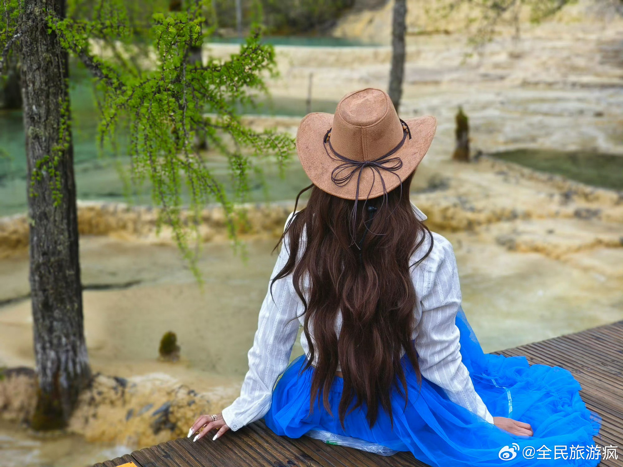 黄龙夏日彩池如诗盛夏避暑 就该来黄龙深呼吸 成都还在闷热，黄龙白天最高温仅18℃