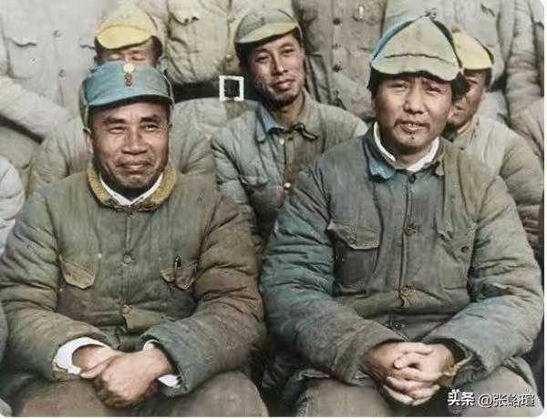 衣服再旧，也遮不住毛主席、朱总司令的万丈光芒
 
现在不少人讲究名牌穿搭，觉得体