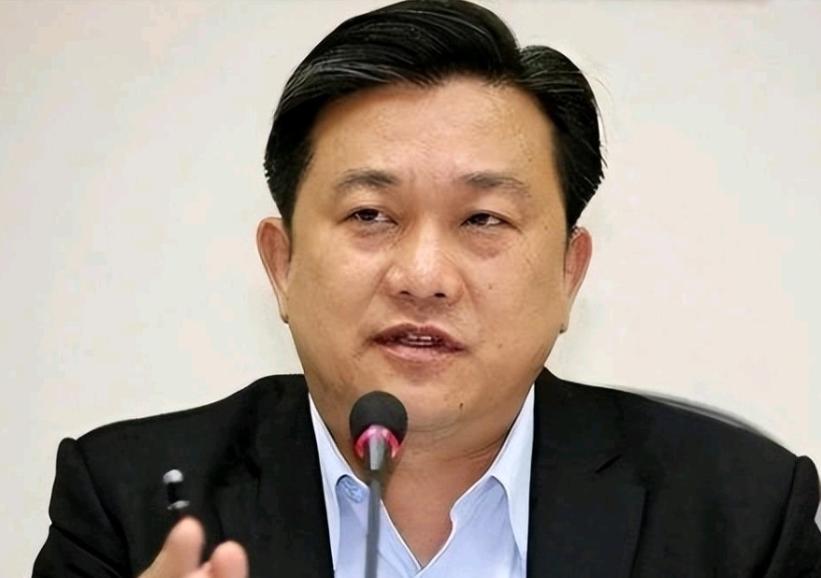 “台独”分子王定宇又开始攻击郑丽文了！4月8日，王定宇声称，郑丽文在中山陵上演哽