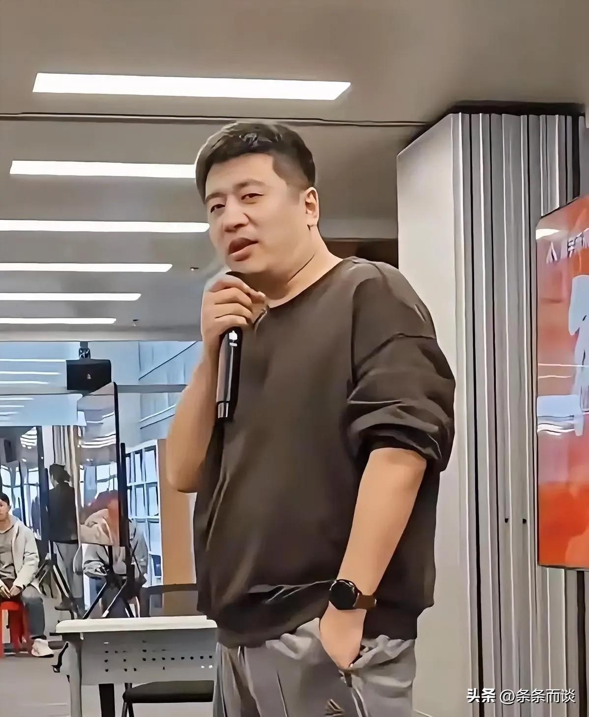 我同事老公刚好在张雪峰公司上班，今天突然就说老板走了，太突然了！
 
我也是早上