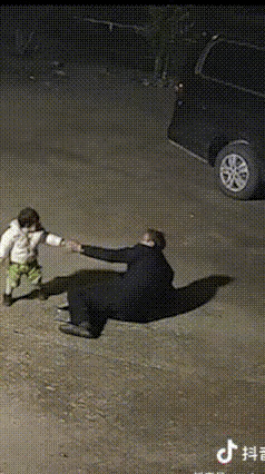 1岁5个月的宝宝火到人民日报了！湖南衡阳，75岁太爷爷准备回屋，刚要上门口楼梯时