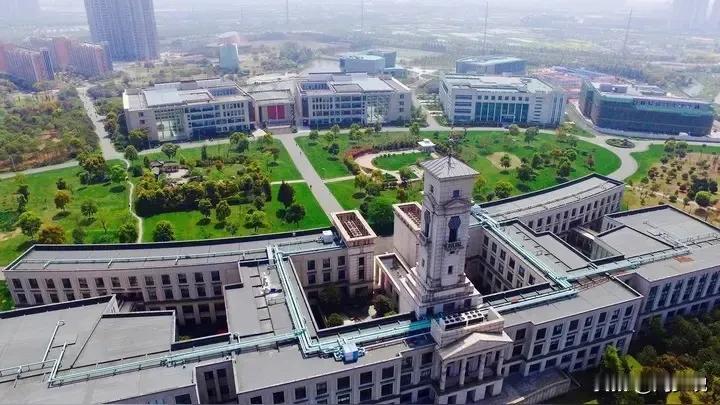 “花50万补课考上211真不值？”一位网友说，同事孩子初中补课花了20万，高中补