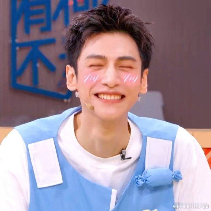 罗云熙[超话]罗云熙在外面有灌汤包了谁懂啊！看罗云熙纠结 “灌汤包”，比我自己吃