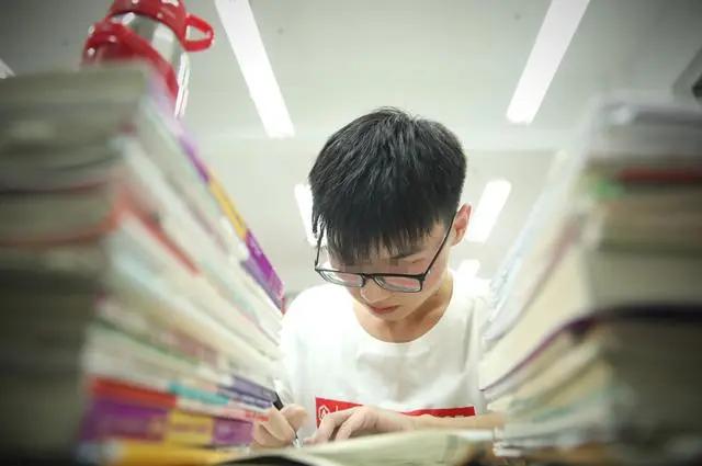 “警察叔叔，我爸不让我上北大，还家暴我！”2017年，云南一学生考上北大，可父母
