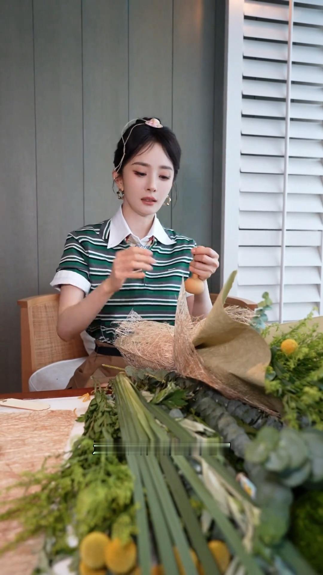 杨幂  这个小幂还是喜欢把东西放在脑袋上一顶可爱的小帽子，端午安康幸福美满呀！
