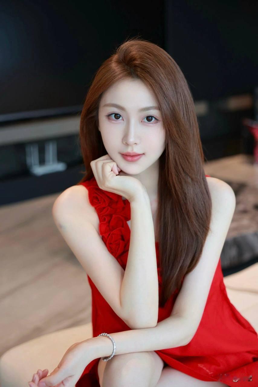 红裙少女笑眼弯弯，温柔似水惹人怜，指尖轻点心事藏，一瞥倾城醉人眼。
