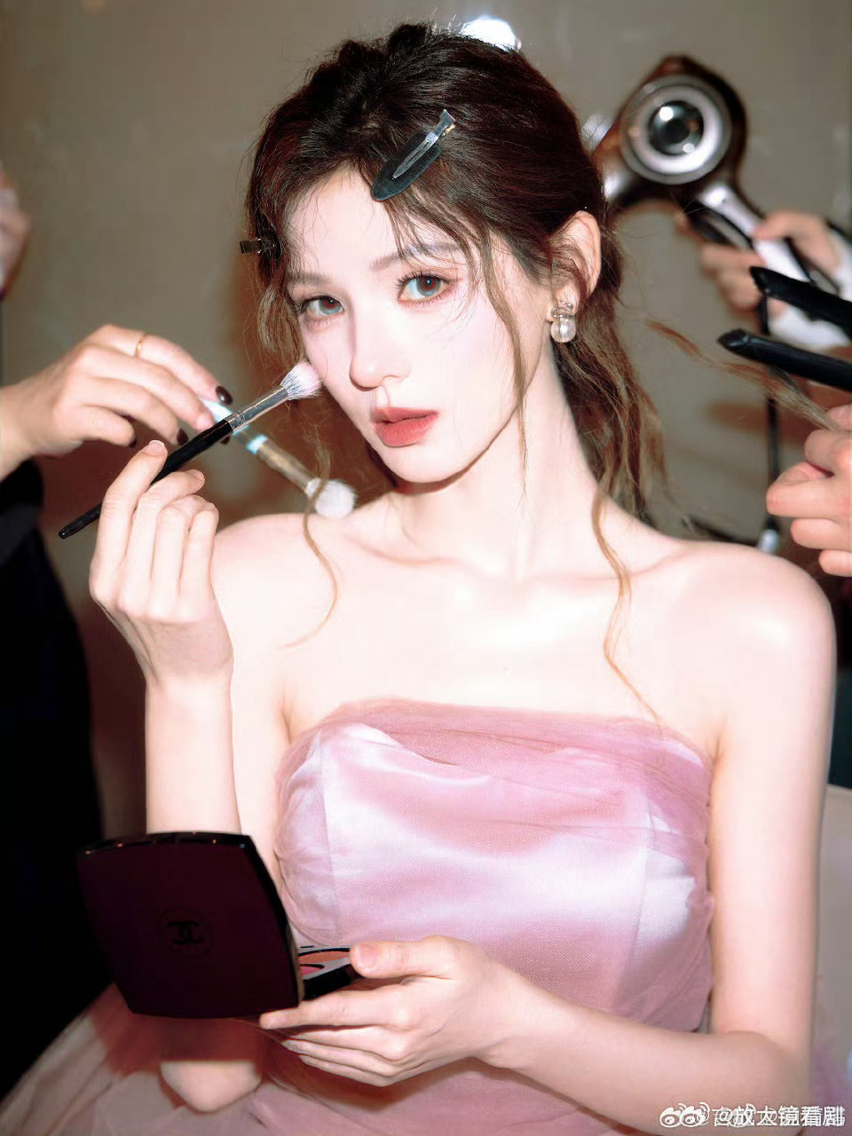 张予曦颜安下飞机就研究如何省钱这俩合伙人事儿还没干先把省钱技能点满!刚落地就蹲换