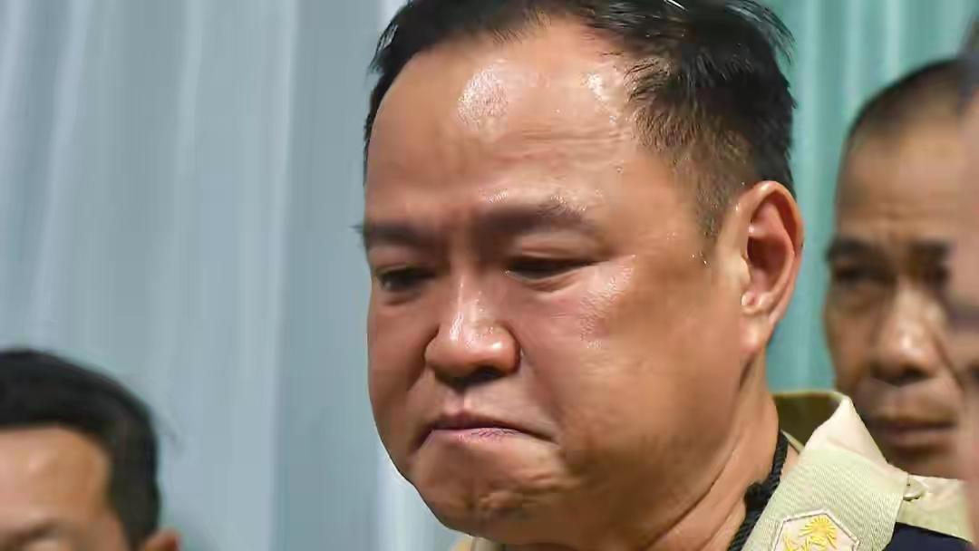 泰国总理阿努廷看望士兵流下了眼泪！被记者捉拍到。11月11号，泰国总理阿努廷到医