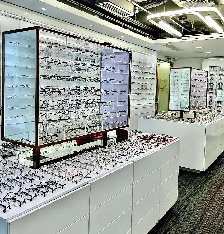 眼镜店遇挑战？别只怪外部环境，自身问题更该关注
 
很多人都有这样的感受，以前配