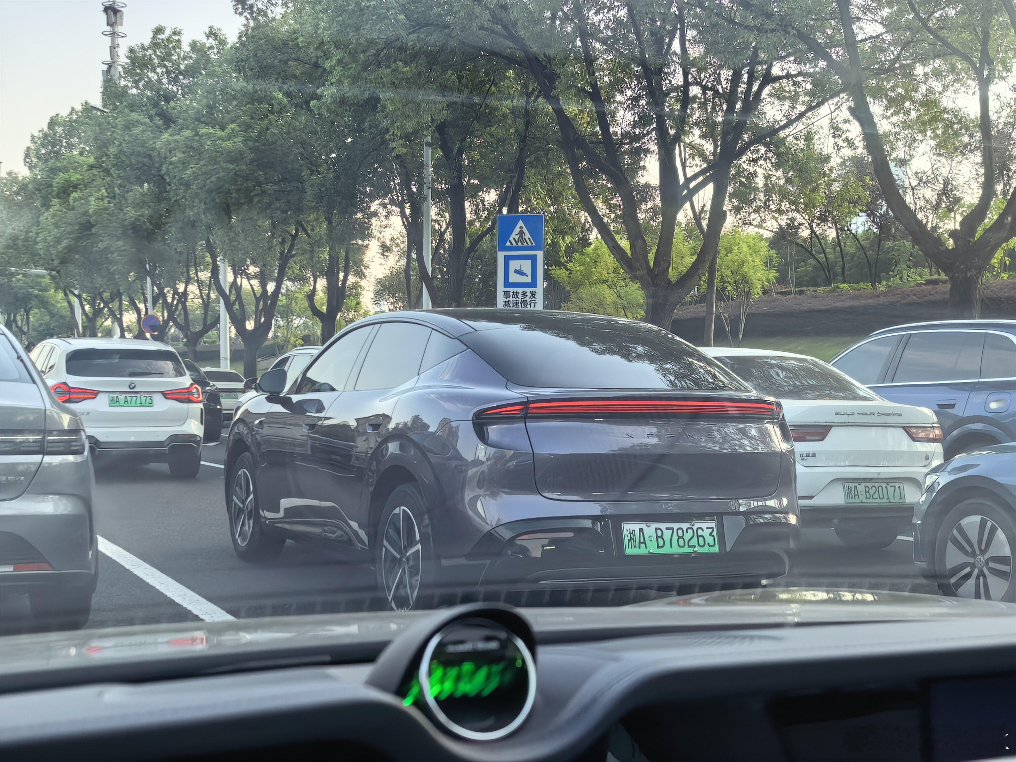 小鹏MONA L03挺好看的，长沙路上开始也多起来了，这个价位买个智驾不错的车挺
