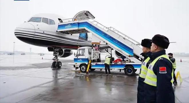 日本航空紧急开会！7月1日起过中国领空，规矩全变了
 
东京羽田机场，日航总部大