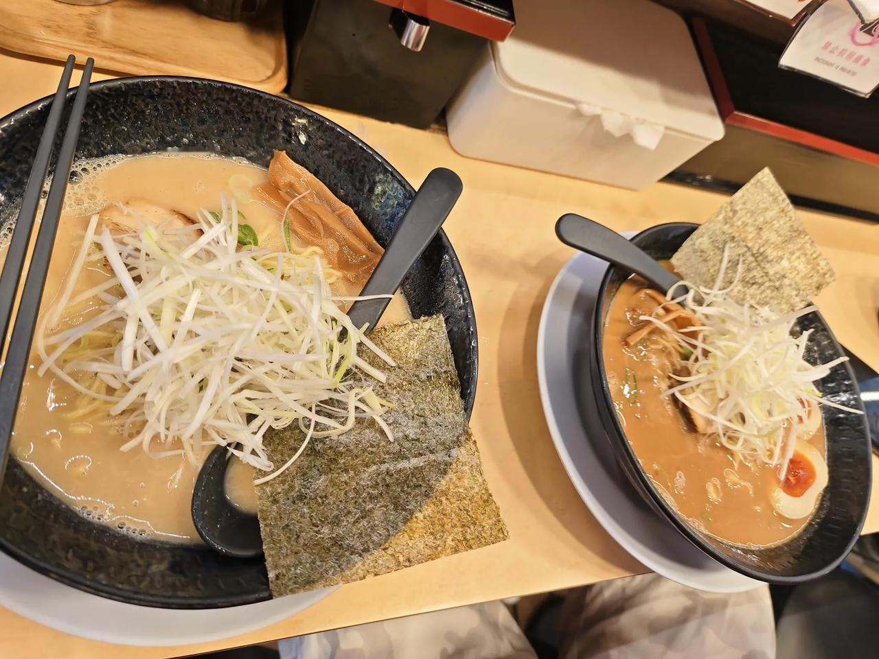 大阪中心区，店很小，三个员工，一碗面850，另一碗1000，相当于40～50元人
