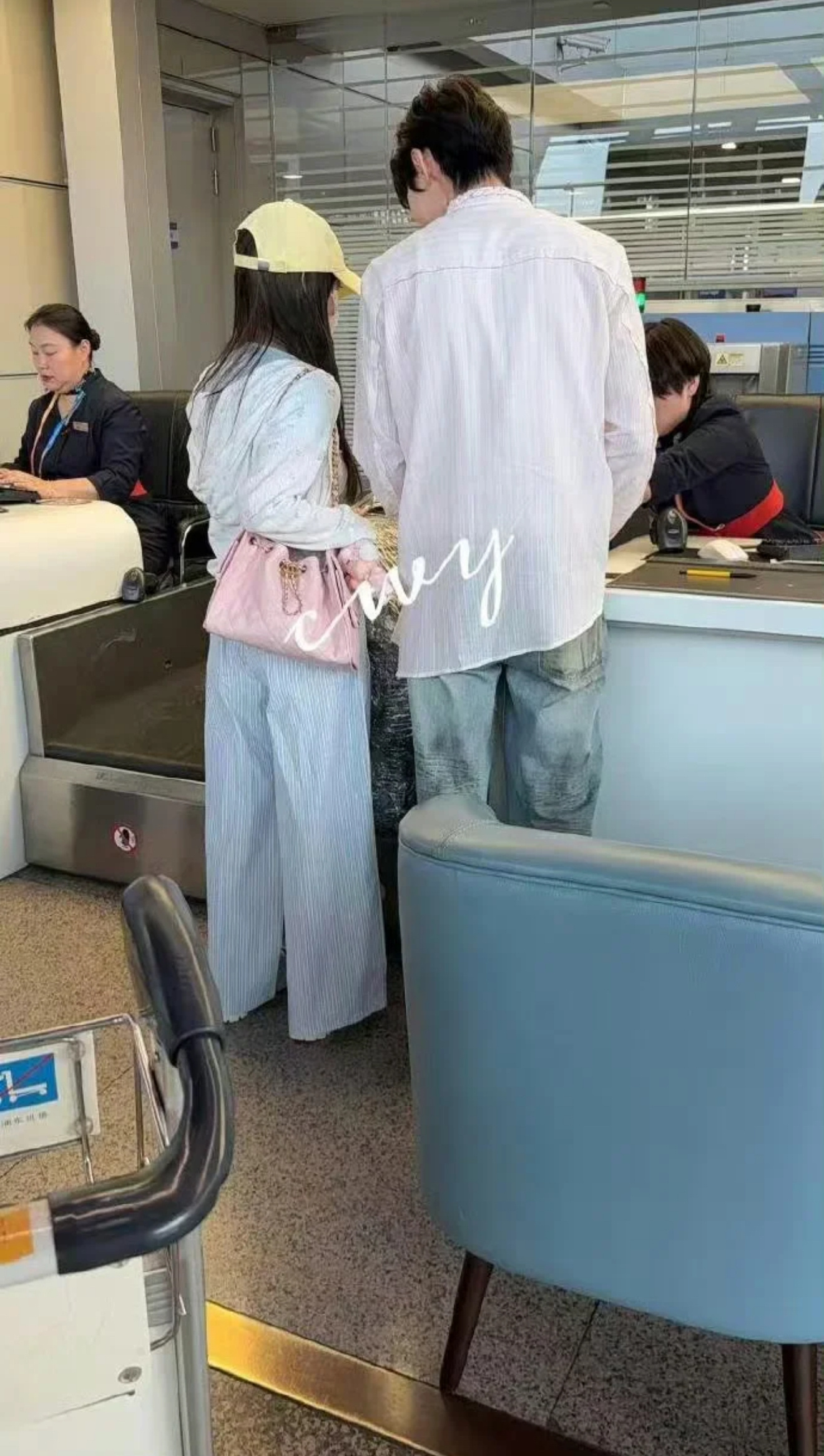 无人在意的角落焉栩嘉、何洛洛、夏之光都出发去参加赵磊在巴厘岛的婚礼了 ​​​