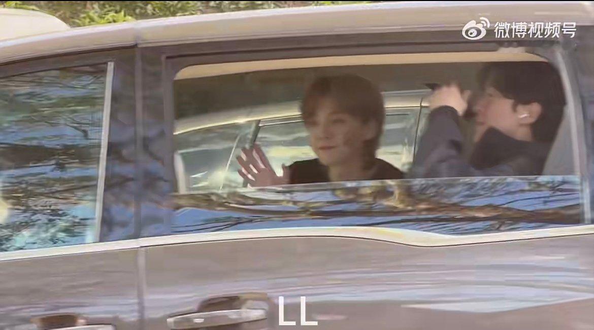 鹿晗小猫脸 捕捉五哈录制现场的小猫鹿！鹿晗摇窗宠粉超甜，脸颊三道印子打造专属小猫