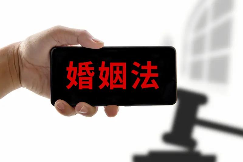 出轨该不该纳入婚姻法，这是个值得探讨的问题。目前在我国，普通出轨不违法、不犯罪，