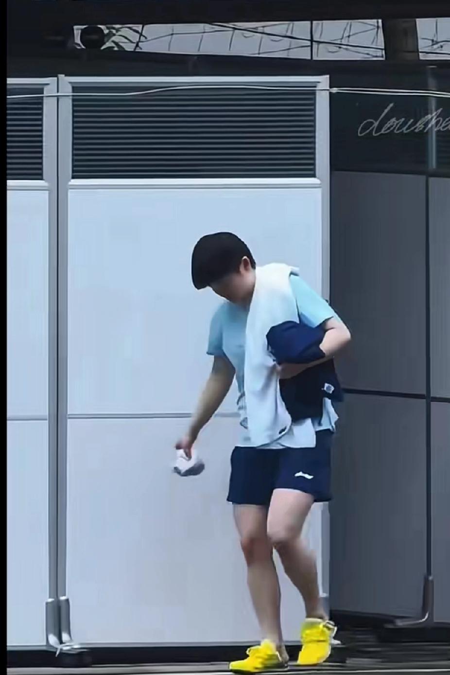 跳沙坑的“后遗症”！孙颖莎的小黄鞋直接变拖鞋
 
刷到孙颖莎训练后的路透，真的又